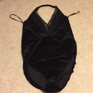 👯‍♀️BNWT FOREVER 21 BLACK VELVET & LACE BODYSUIT
